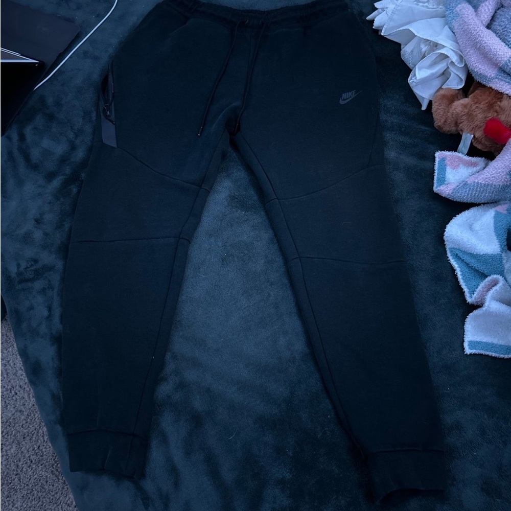 Black Nike tech sweatpants